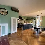 The Heritage - Grand In Historic Apartment *