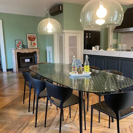 The Heritage - Grand In Historic Apartment *