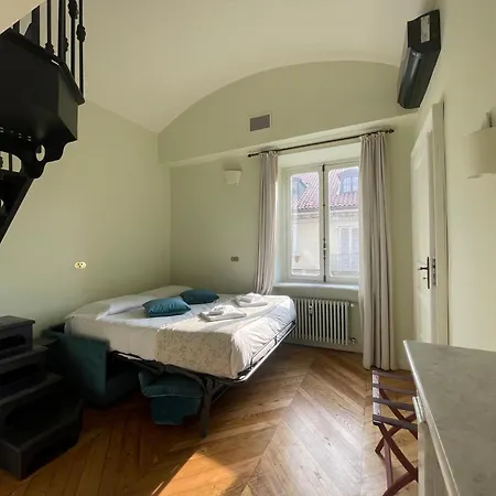 The Heritage - Grand In Historic Apartment *