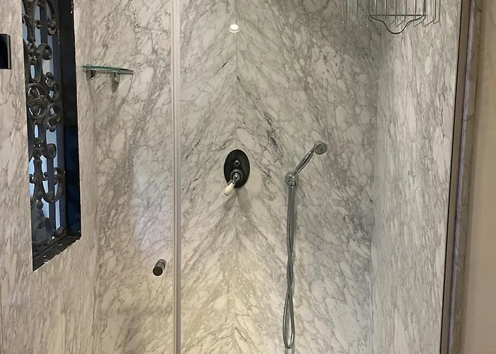 The Heritage - Grand In Historic Apartment