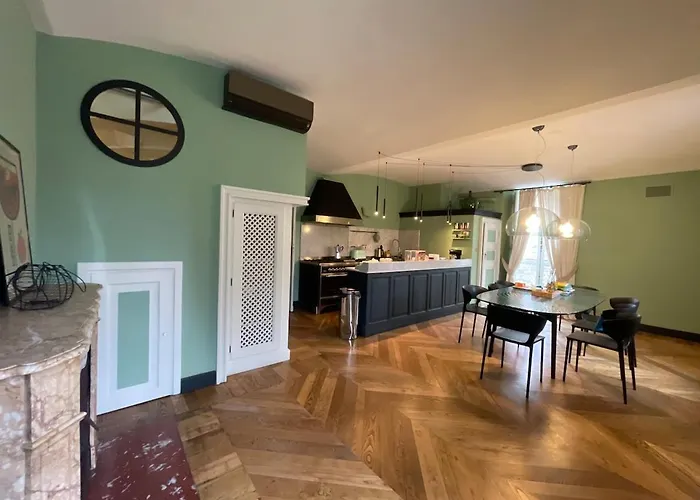 The Heritage - Grand In Historic Apartment *