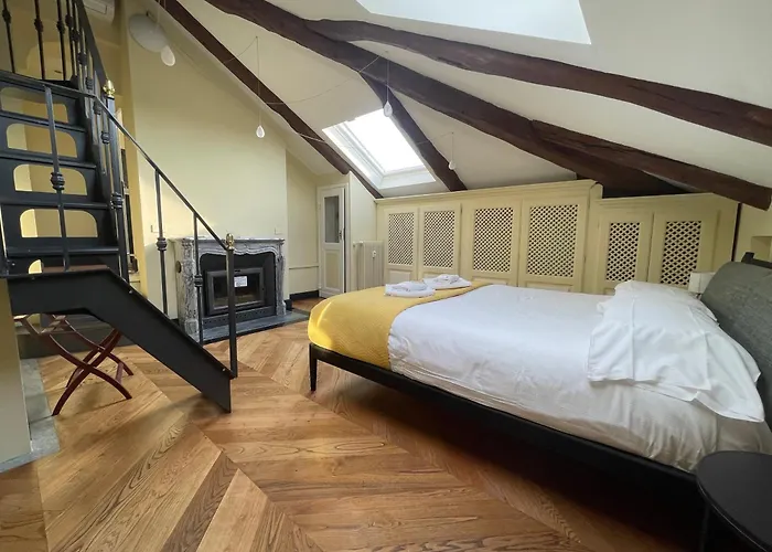 The Heritage - Grand In Historic Apartment